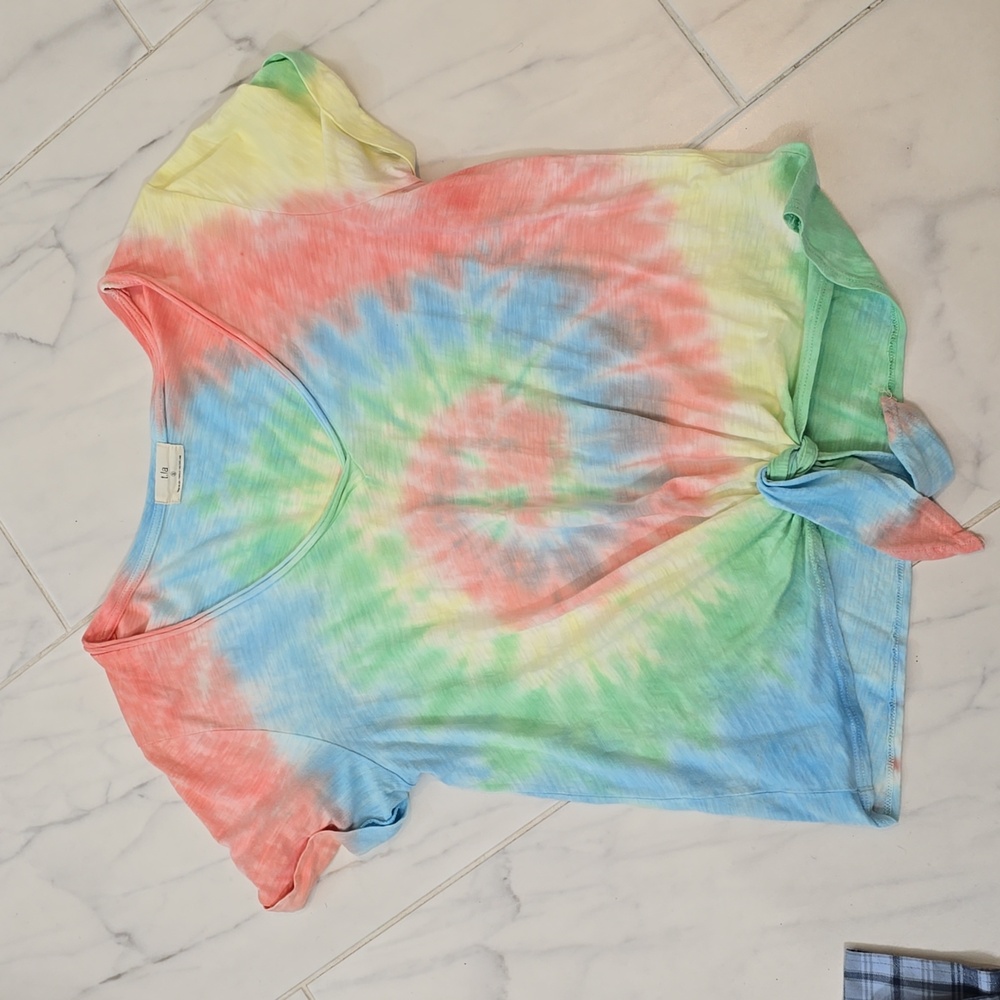 T. La tie dye shirt